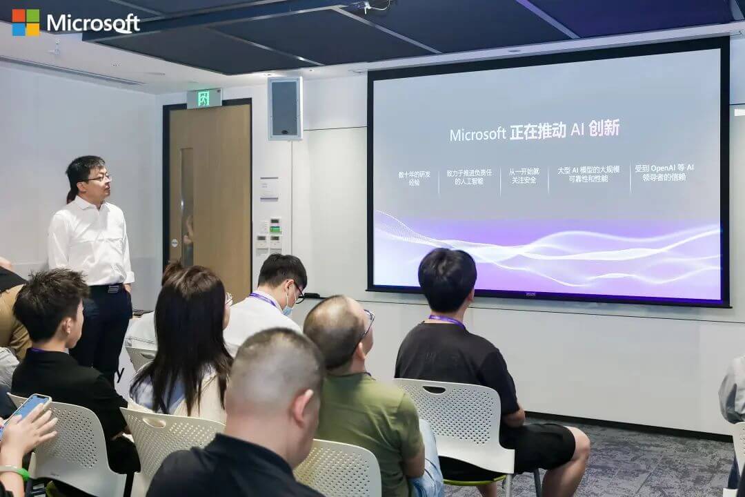 从^台赋能，到AI赋智Q微软一直走在时代前ѝ在强悍的科技力量与无边的惌力中Q当格局打开Q就不愿回头