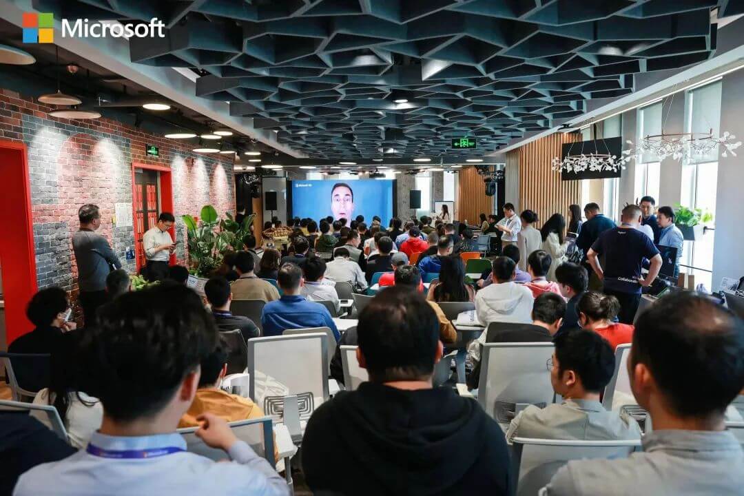 上v站\演会场无虚席，q是哪怕站着也要听完的时代最强音