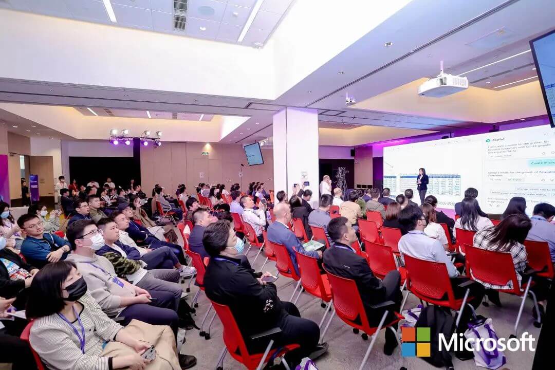 zd现场高朋满Q各界精英共同见证? loading=