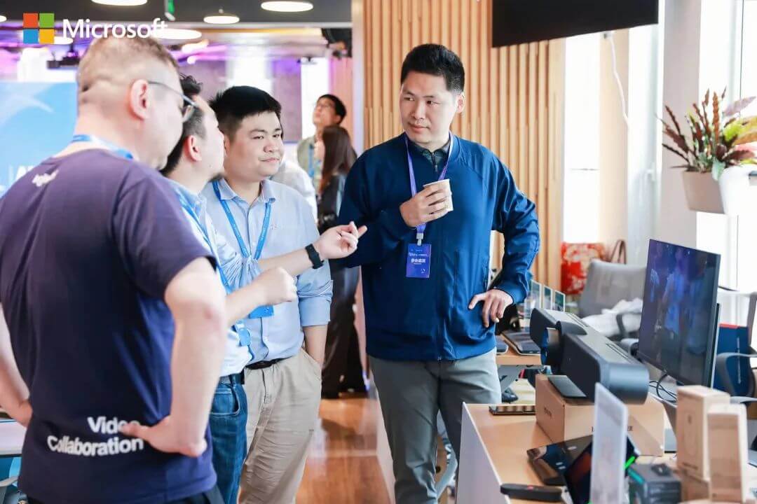 路演现场Q瑞技UC专家与其他微软生态合作伙伴进行深入交? loading=