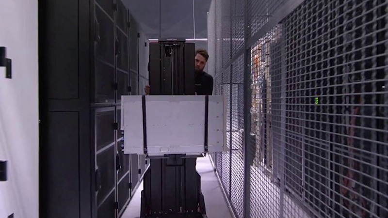 ServerLIFT 前蝲?vs 侧蝲式升降机