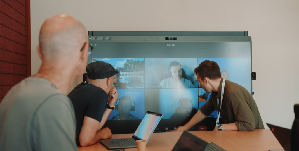 DTEN D7X 让教育工作者能够通过 Zoom Rooms 软gLC学生和同事互? srcset=