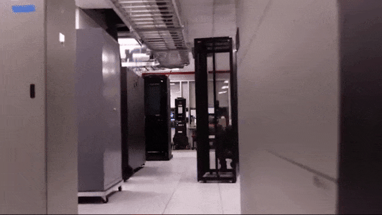 源自 The Tesla Space YouTube 账号Q展C?Colossus 内部情况Q员工正在?ServerLIFT 部v上架